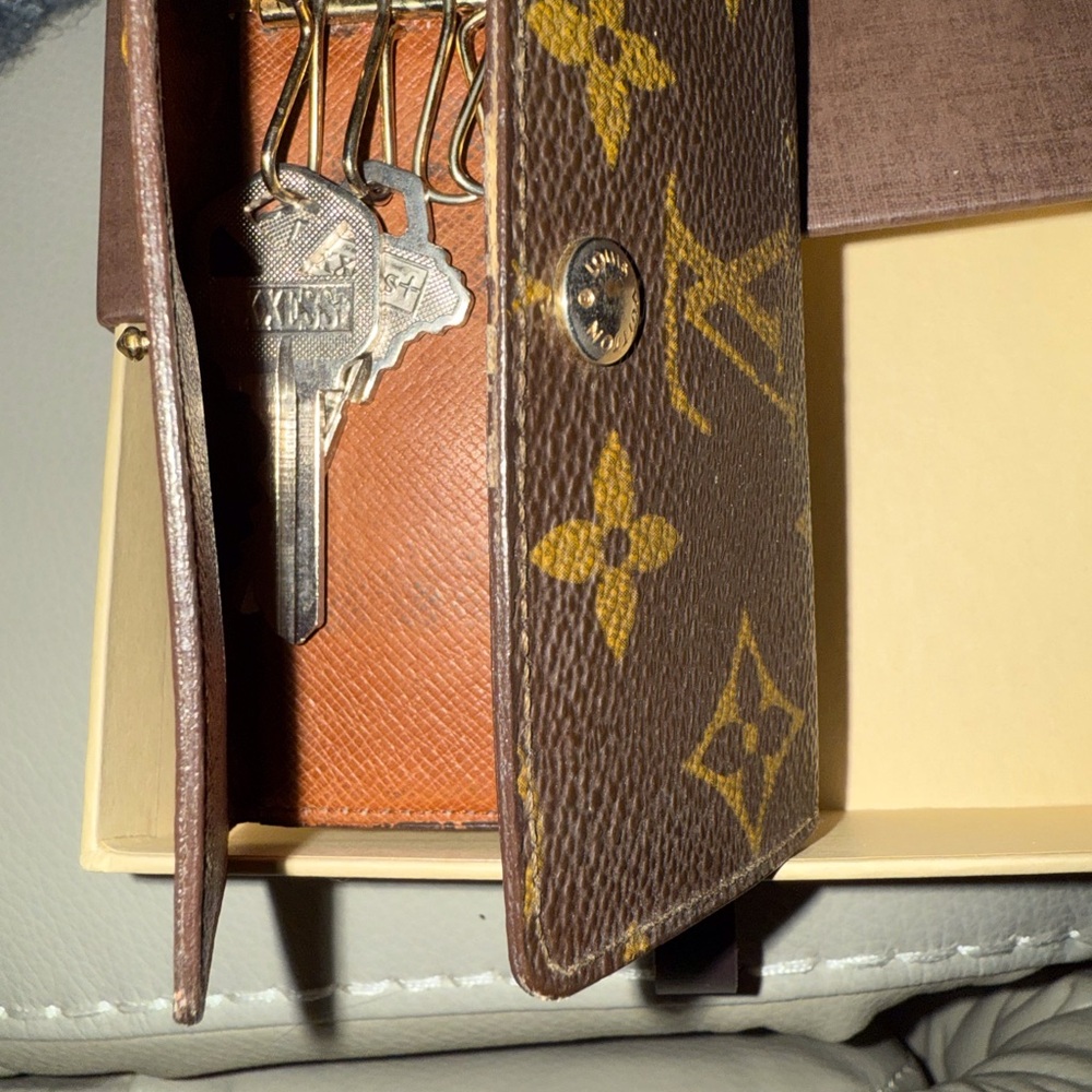 Louis Vuitton Brown and Tan Monogram six  Key Pouch - Picture 5 of 9